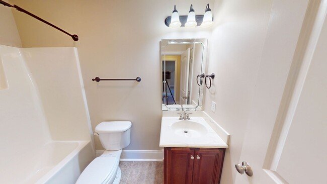 Building Photo - Large 5 Bedroom with Large Fenced in Back ...