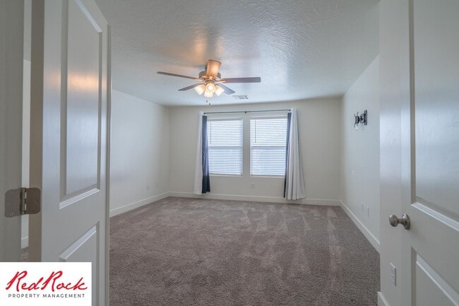 Building Photo - Move In Special - $500 Off First Months Re...