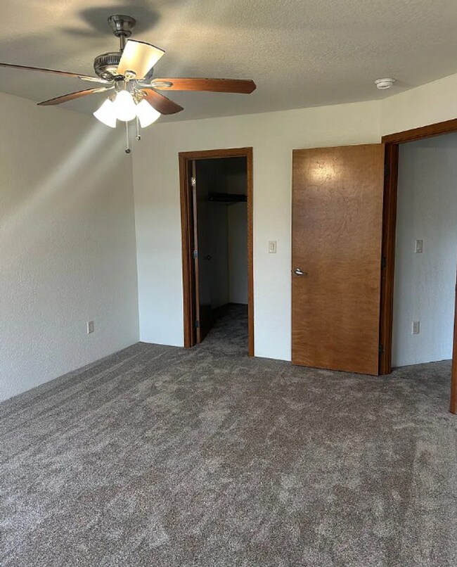 Building Photo - East Medford 2 bedroom 1.5 bathroom 2 story townhome