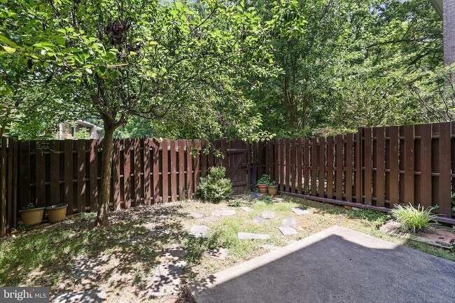 Building Photo - 8350 Glastonbury Ct