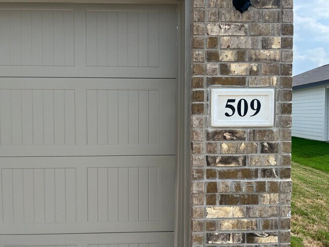 Building Photo - Beautiful 4/2.5 home in Hannah Heights