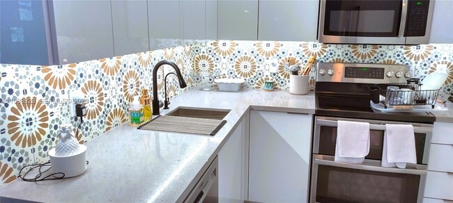 Building Photo - 2230 NE 56th Pl