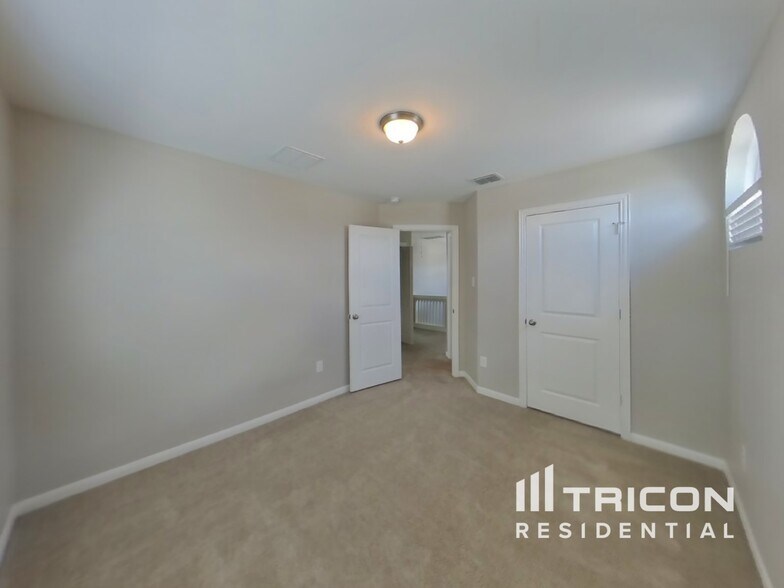 Building Photo - 8906 Holland Pk