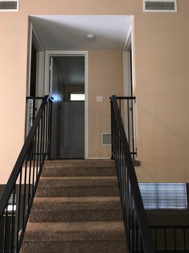 Building Photo - **MOVE-IN SPECIAL 50% OFF MOVE-IN MONTH!!!!** **BEAUTIFUL 3br/2ba TOWNHOME (ELLIOTT & ARIZONA AVE)**