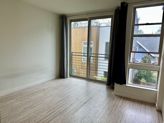 Building Photo - 3 Bedroom Queen Anne Townhouse w/rooftop deck