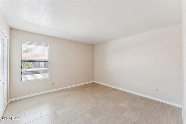 Building Photo - 1402 E Guadalupe Rd