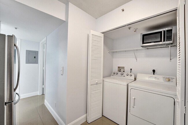 Building Photo - 1450 SE 3rd Ave