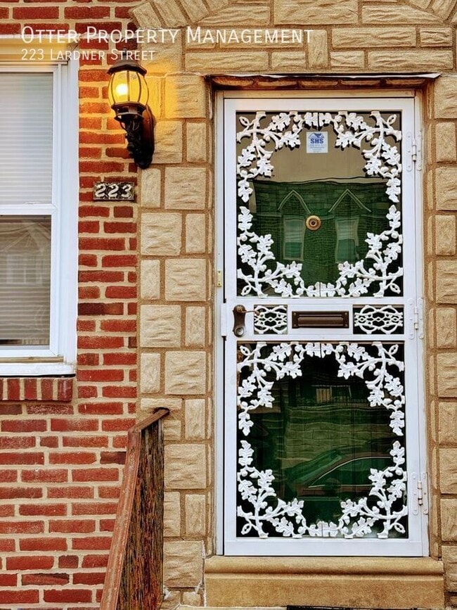 Building Photo - 223 Lardner St