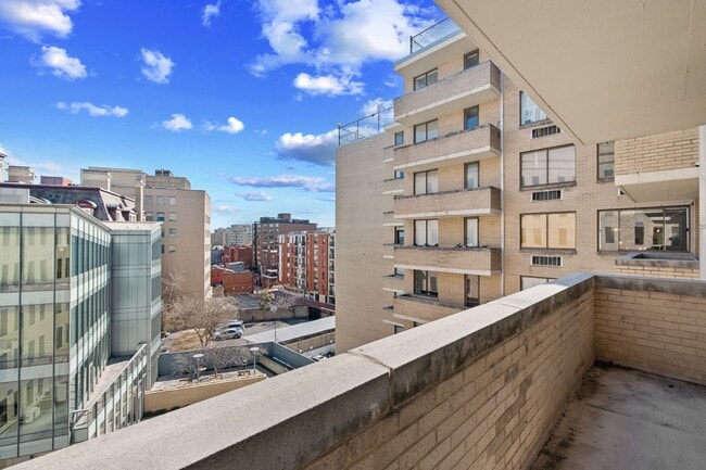 Building Photo - Spacious Renovated Dupont Circle Condo Walking Distance to Metro!