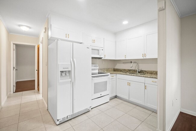 Building Photo - ANNUAL RENTAL - 1 Bedroom, 1 Bath Duplex i...