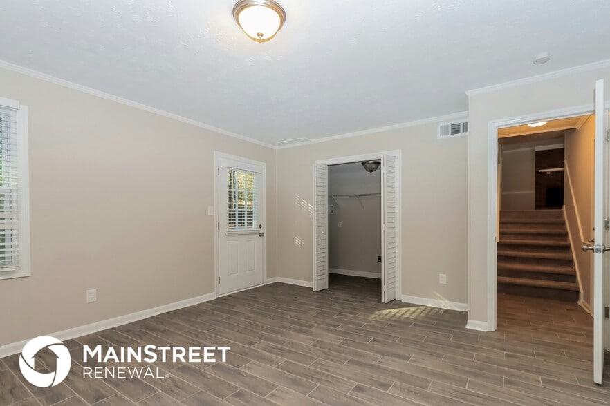 Building Photo - 565 Greenview Ave SE