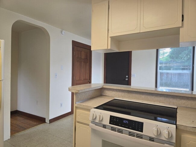 Building Photo - 6117 Community Pl SW