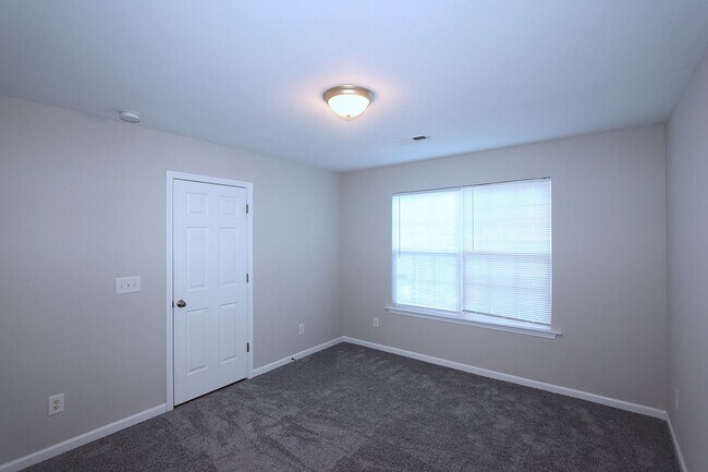 Building Photo - Great End Unit Townhome - FIRST MONTH'S RE...