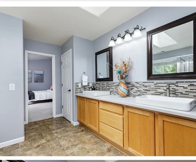 Building Photo - * FULLY FURNISHED * -3 levels, 7 bedrooms , lower level apartment with separate entrance *Home ba...