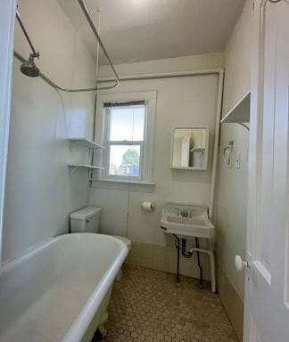 Building Photo - Charming Top Floor Unit with Off-Street Parking