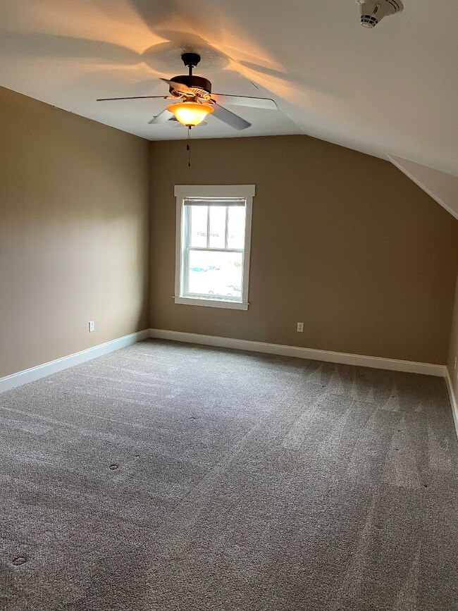 Building Photo - 2 Monticello Village Dr