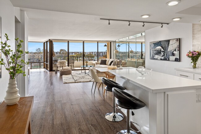 Building Photo - 4267 Marina City Dr