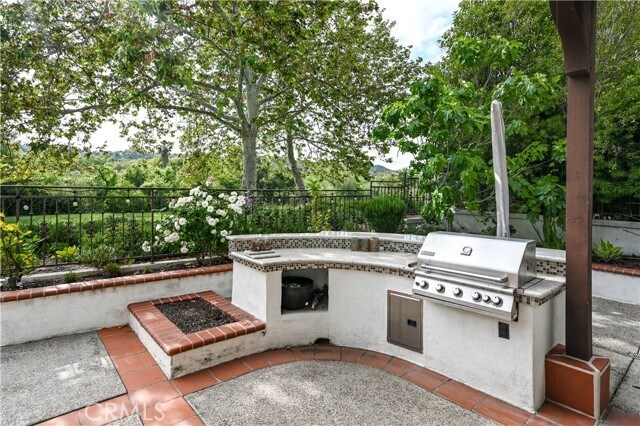 Building Photo - 35 Fontaire