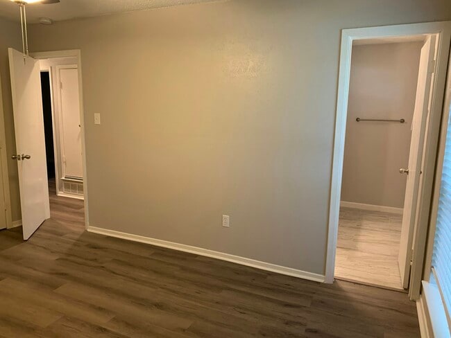Building Photo - 404 Live Oak Dr