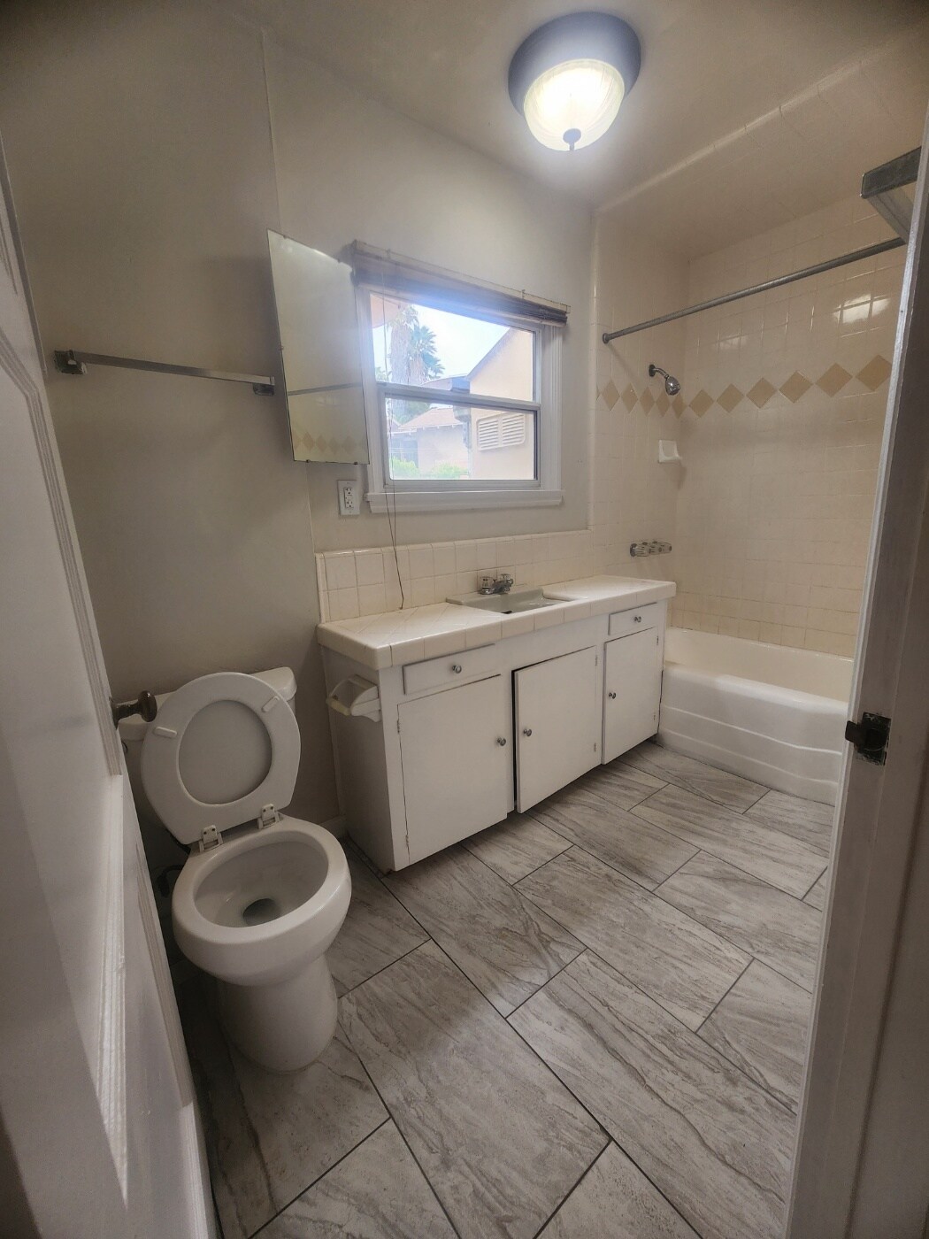 Building Photo - 908 Park Hill Dr