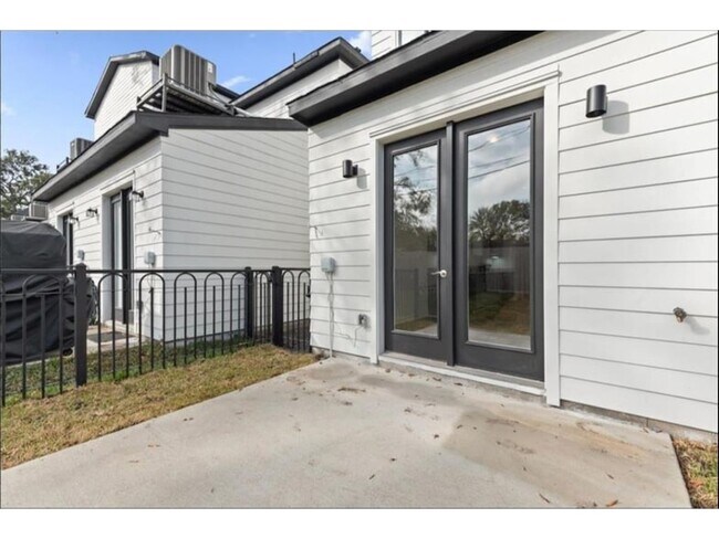 Building Photo - 3233 Real St