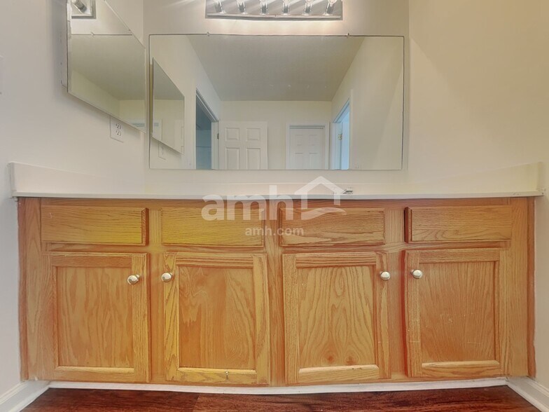 Building Photo - 1065 Meadowbrook Ln SW