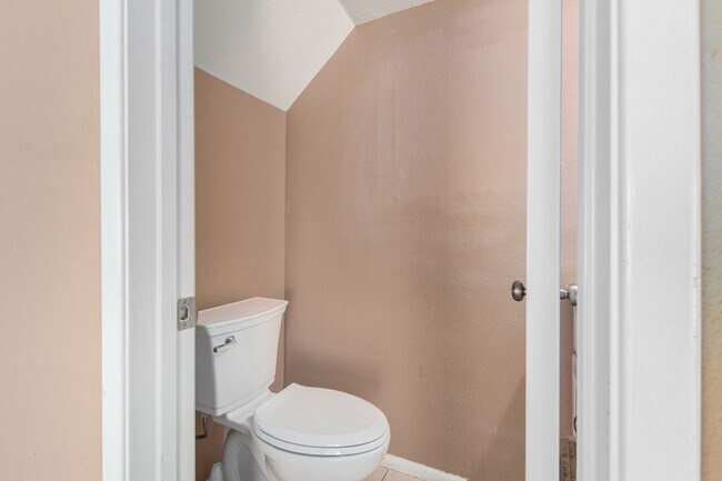 Building Photo - Charming 2-Bed Townhome with Community Poo...
