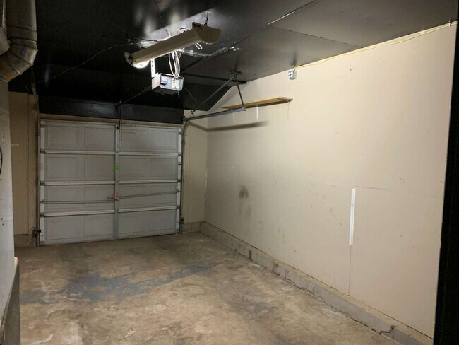 Building Photo - Cozy 2/1 Single-Family Home with Fresh Floors & 1-Car Garage
