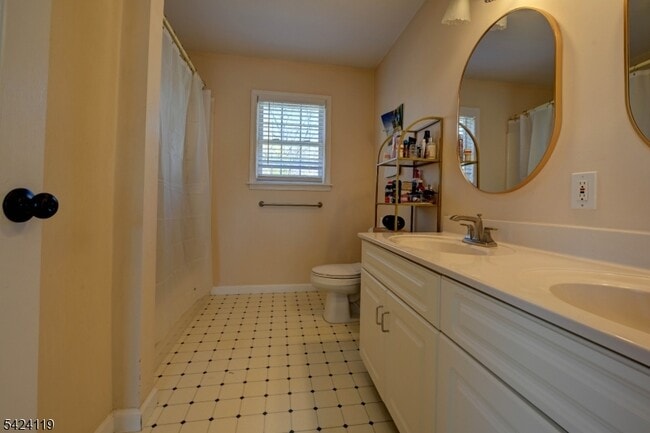 Building Photo - 31 Ashwood Ave