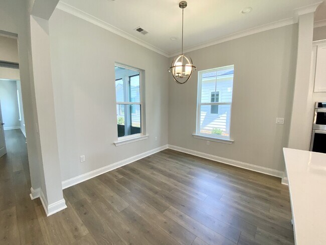 Building Photo - Luxury Living in Hampton Lake!