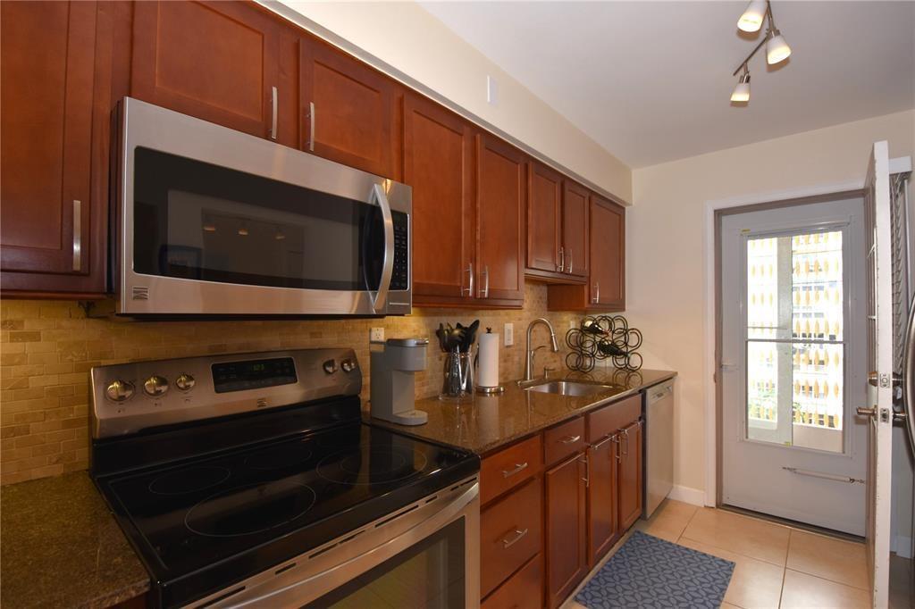 Building Photo - 400 Golden Isles Dr