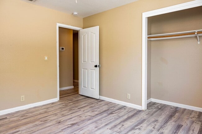 Building Photo - NORTHWEST SOLAR HOME - AVAILABLE NOW!!