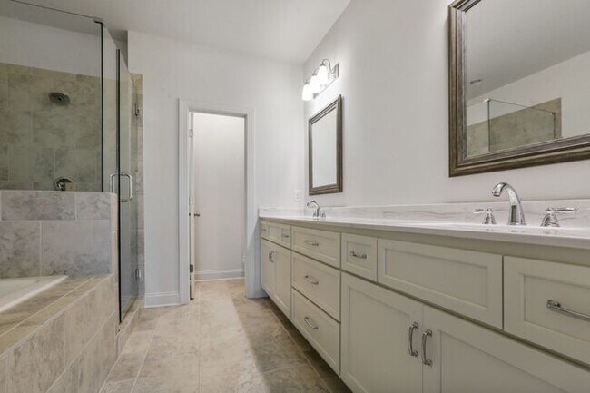 Building Photo - READY!!! 3 bedroom Townhome at South Lawn - Lawrenceville