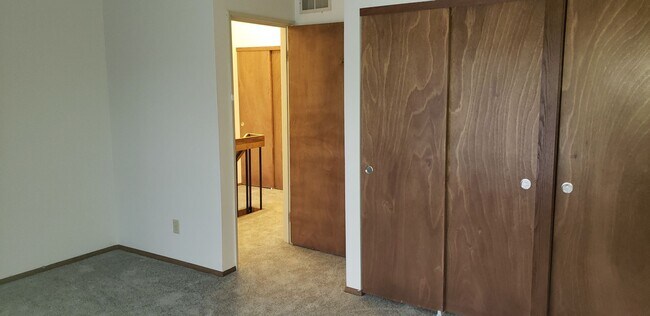 Building Photo - 3 BEDROOOM/1.5 BATH TOWNHOUSE