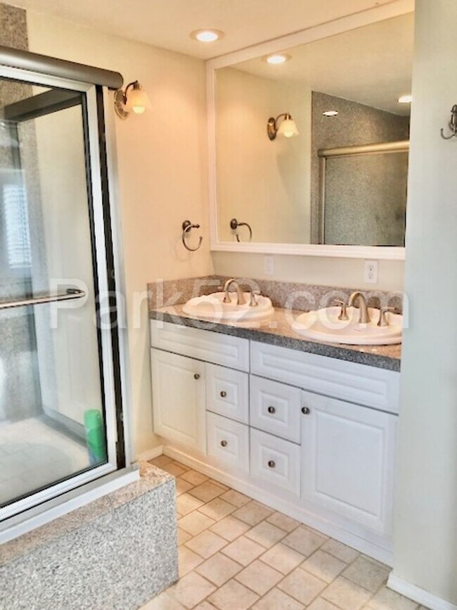 Building Photo - 3 Bedroom Single Family Home - Views!