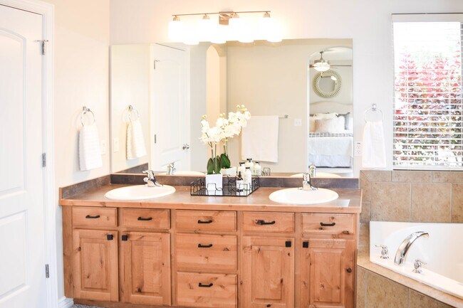 Building Photo - Idyllic Provo home w LOTS of garage space!