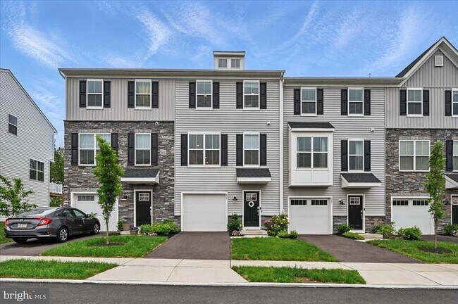 Building Photo - 825 Pecan Rd