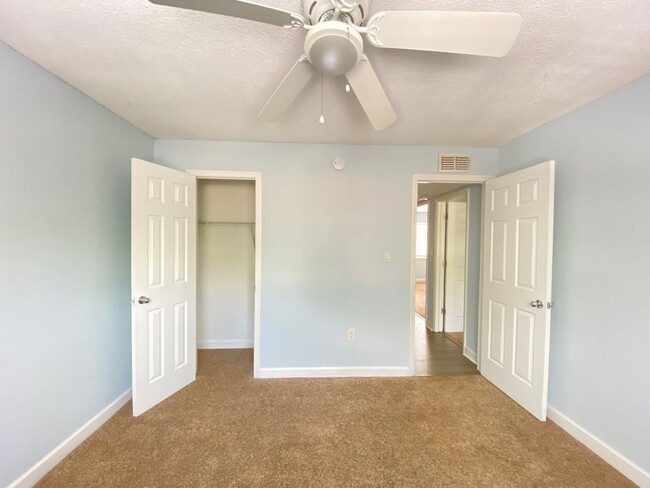 Building Photo - Spacious 3 bedroom, 2 bathroom Condo Locat...