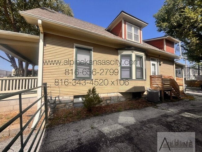 Building Photo - Cute HOUSE in Gillham Plaza, Gated Off Street Parking!