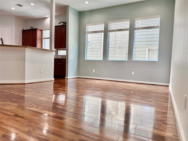 Building Photo - 608 W Drew St