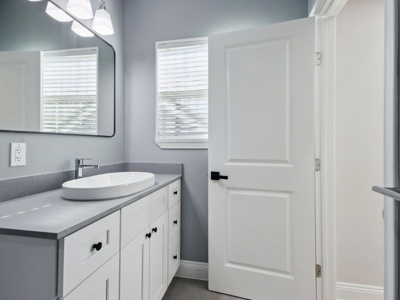 Building Photo - 1904 Calumet St