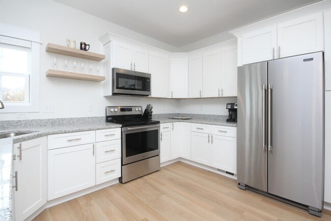 Building Photo - Luxury Three Bedroom Townhouse in Lincolnton