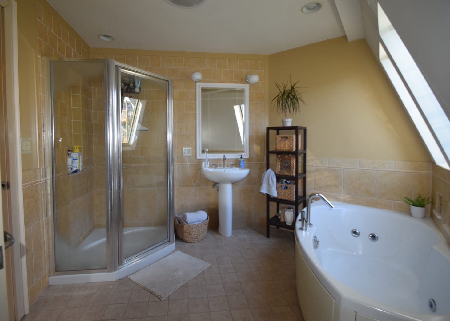 5 Fixture Spa / Whirlpool - 51 Russell Rd
