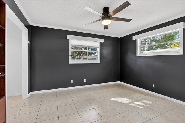 Building Photo - 111 SE 14th Pl