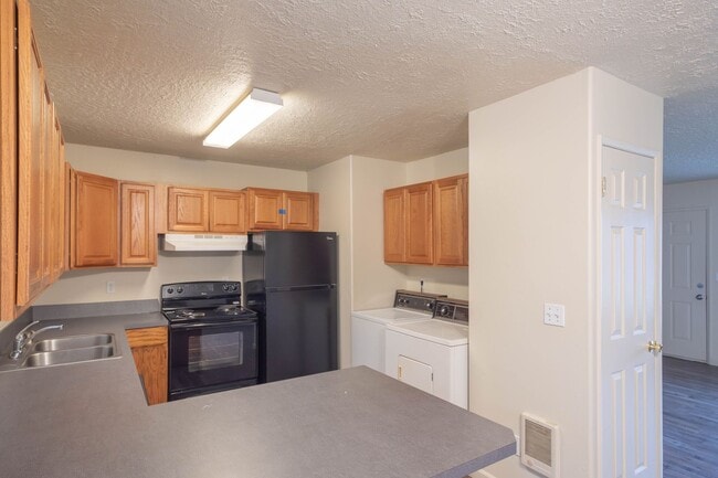 Building Photo - *MOVE IN SPECIAL** Close To The Heart of Down Town Lebanon!