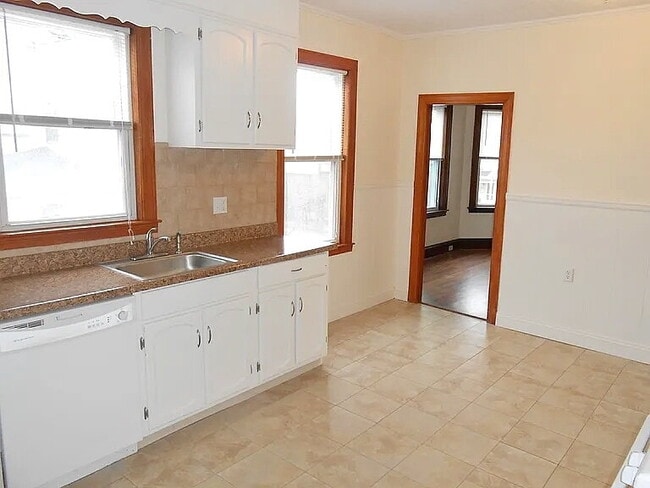 Building Photo - Spacious 3 Bedroom, 1 bath in prime Quincy location!