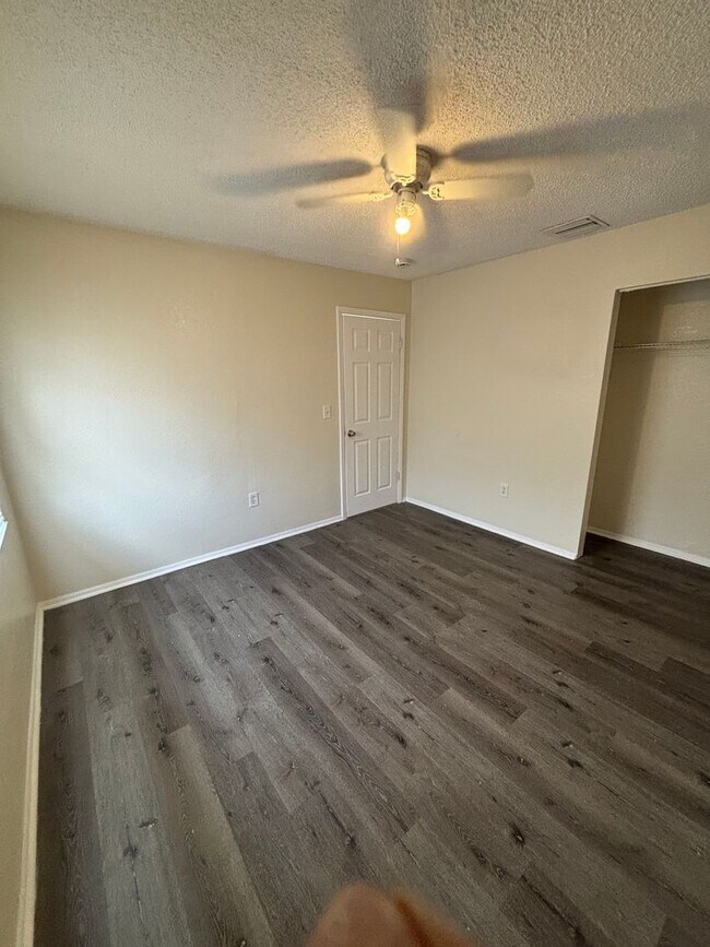 Building Photo - 3 bedroom 2 bath duplex