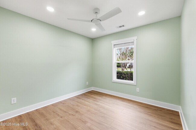 Building Photo - 303 Hixon Pl