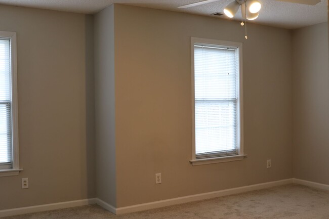 Building Photo - Rent Ready 2 Bed Suite Townhome, Private F...