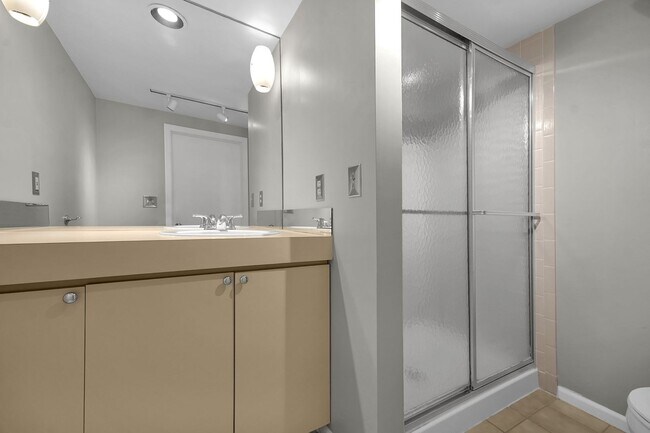 Building Photo - 3 Bedroom Luxury Condo